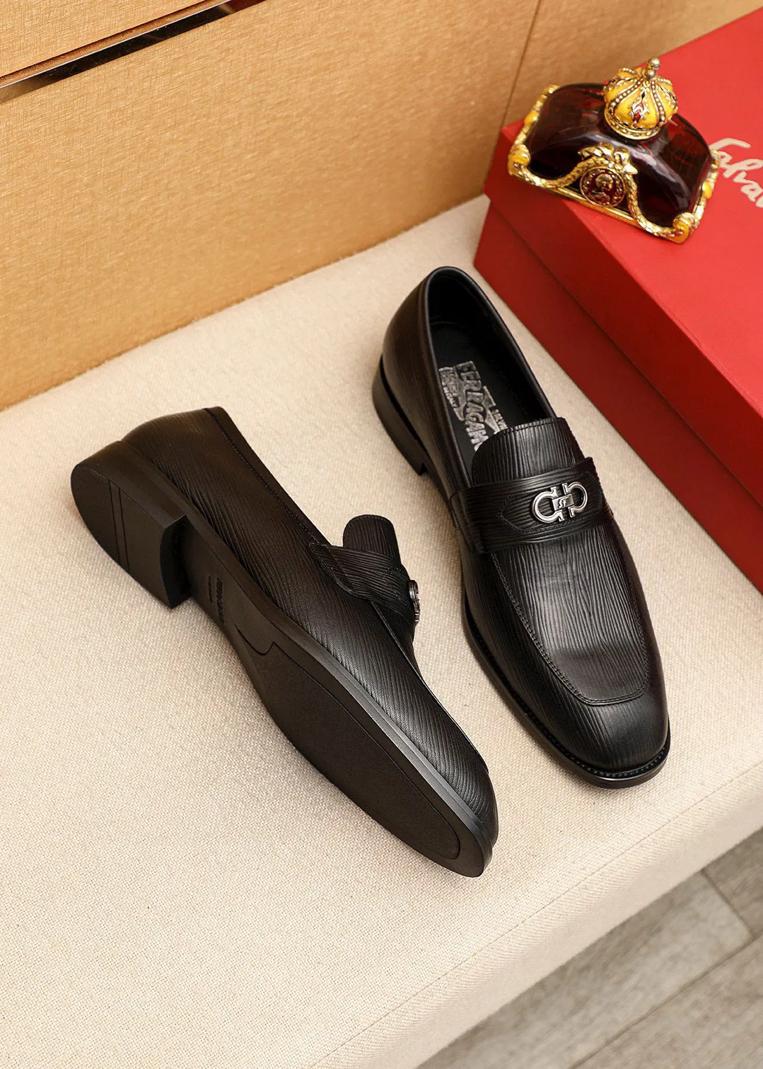Men's shoes💰460💰 Product trademark: Ferragamo "Ferragamo" casual leather shoes Regular size: 38-44 (45🉑️customized) Product materials: Selected imported first-layer calfskin embossed upper + luxury hardware buckle, imported water-dyed cowhide leather lining. Strong three-dimensional visual effect, original outsole color: 1⃣️color optional